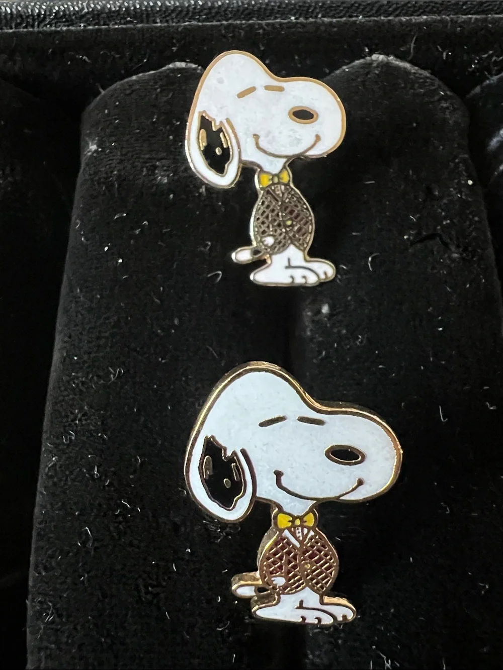 The image displays a pair of vintage Peanuts Snoopy tennis-themed cufflinks.